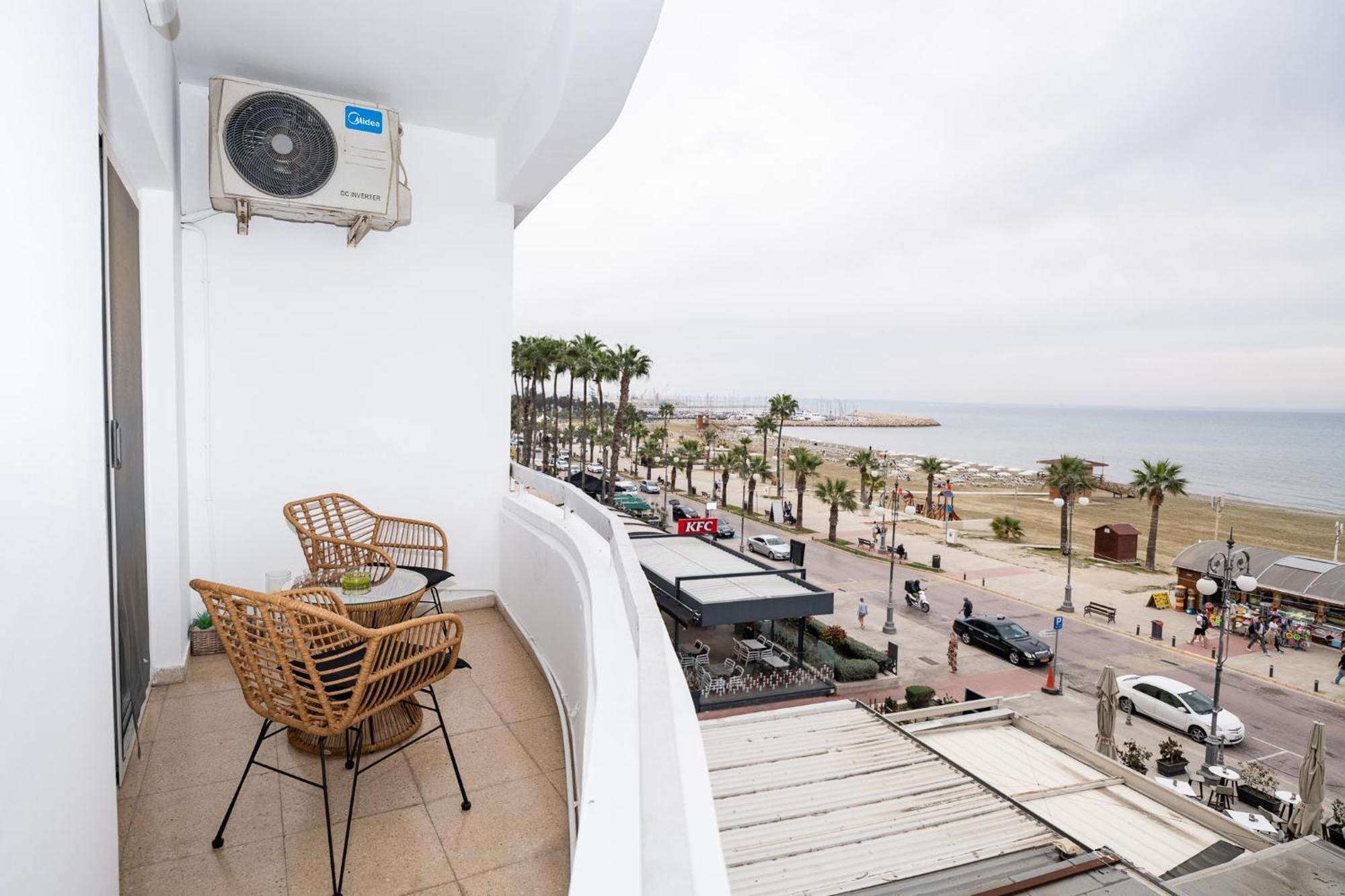 Lazuli Sea View Beachfront Ap 21 라르나카 외부 사진