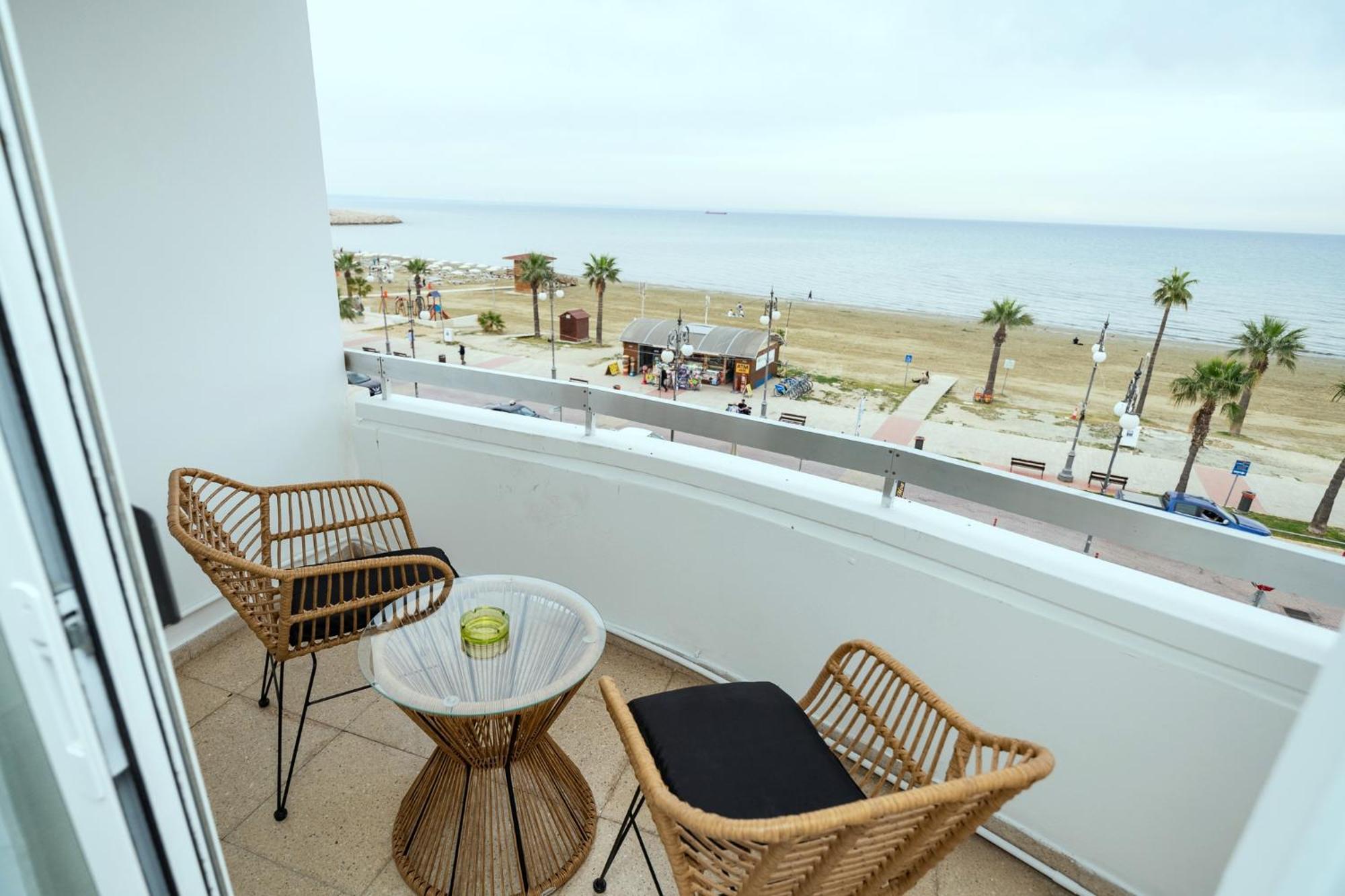 Lazuli Sea View Beachfront Ap 21 라르나카 외부 사진