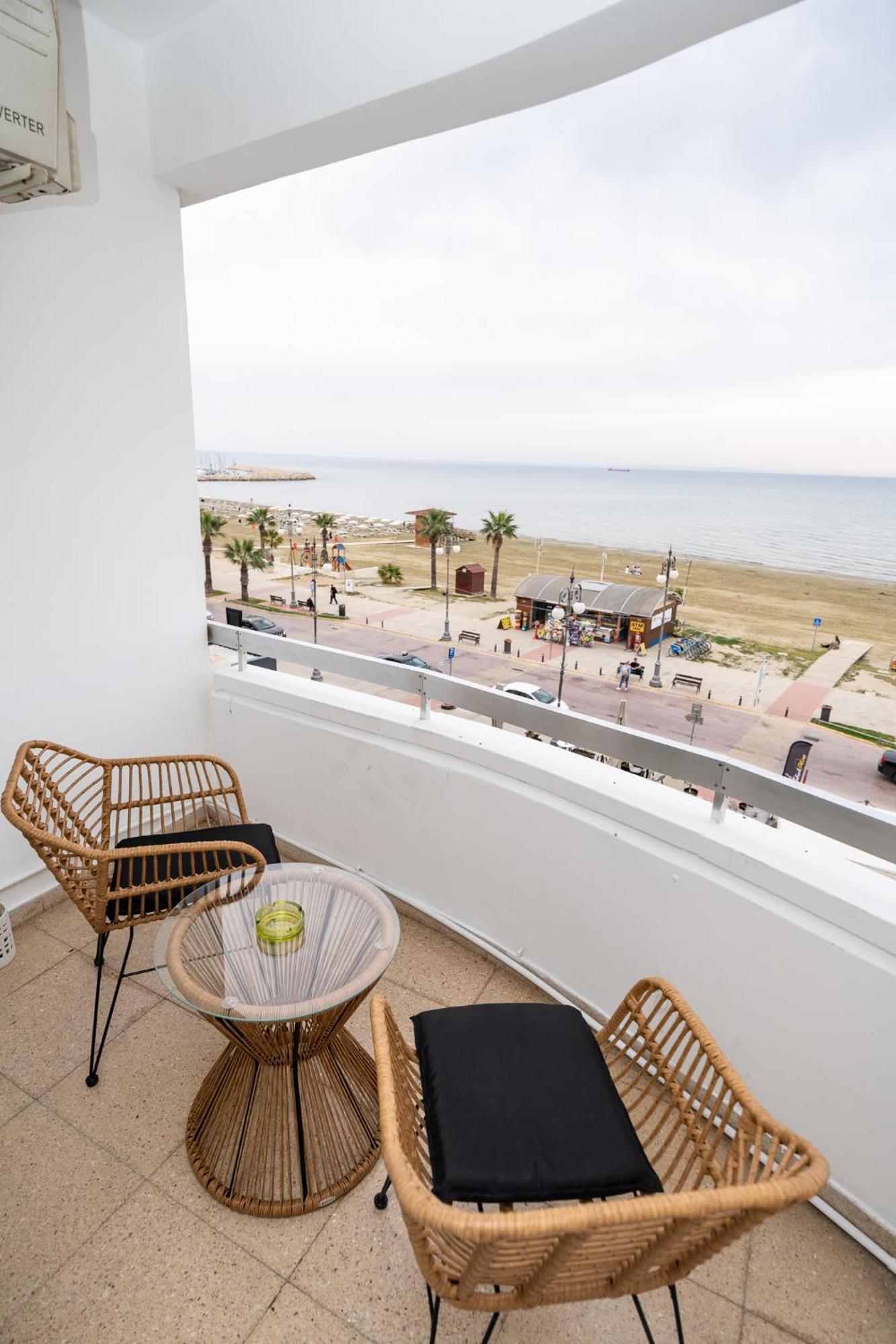 Lazuli Sea View Beachfront Ap 21 라르나카 외부 사진