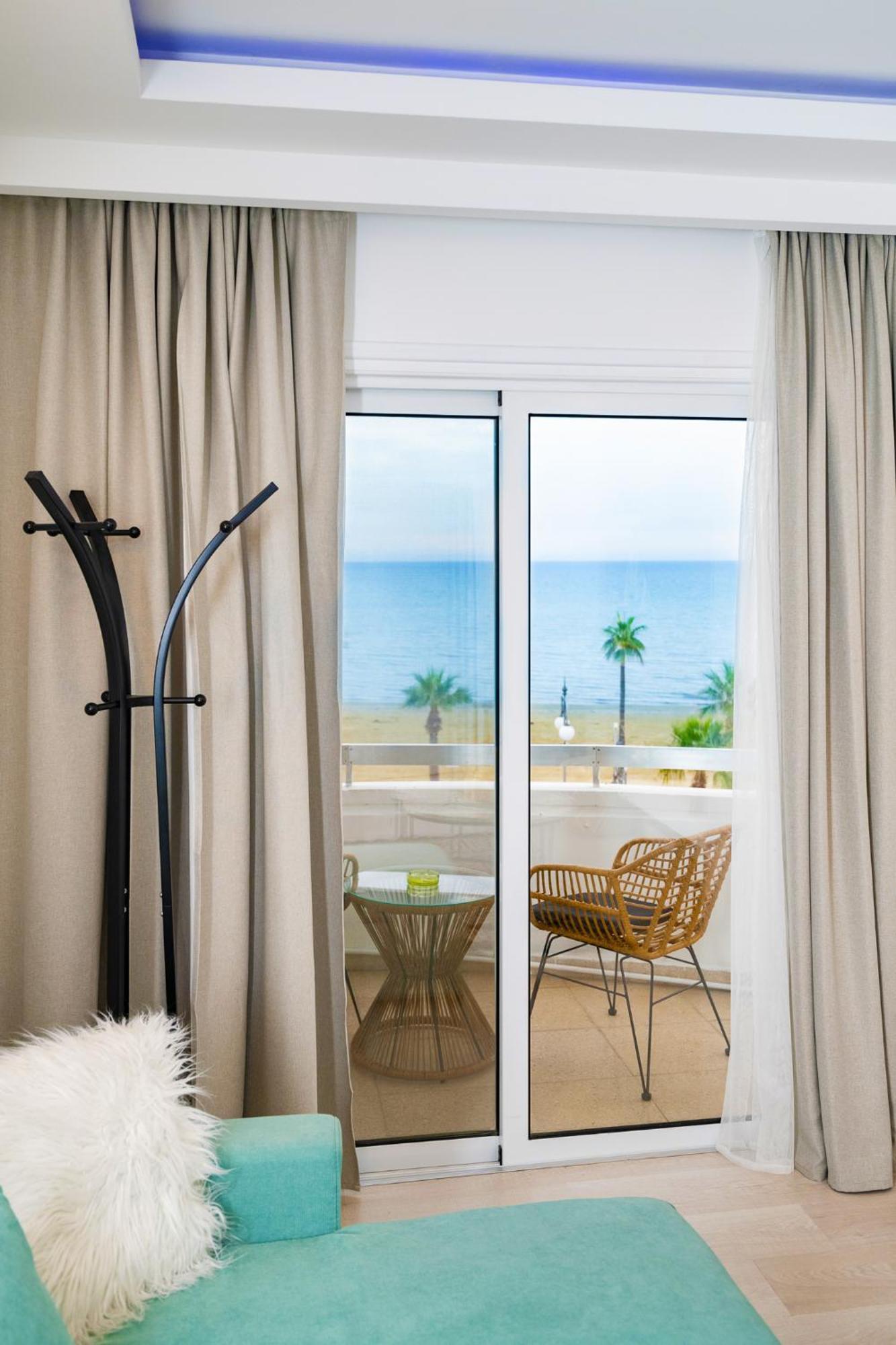 Lazuli Sea View Beachfront Ap 21 라르나카 외부 사진